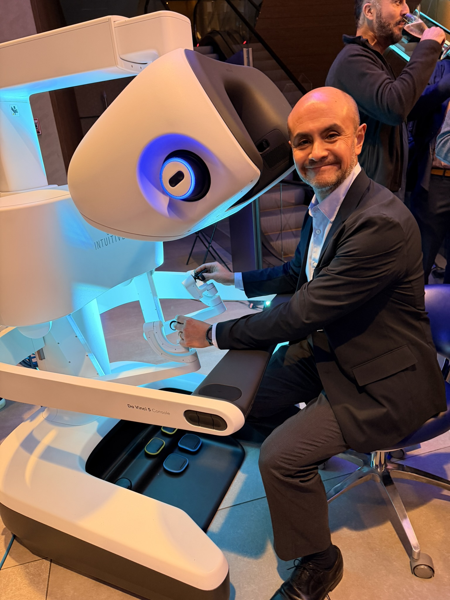 Dr. Ivar Vidal en consola Da Vinci 5