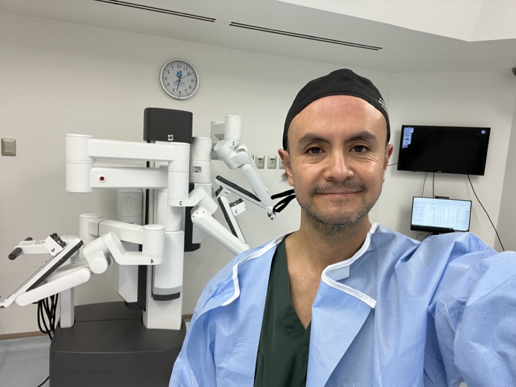 Dr. Ivar Vidal con el sistema Da Vinci en pabellón quirúrgico